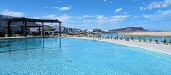 Modern Beachfront Retreat 2 King Suites +