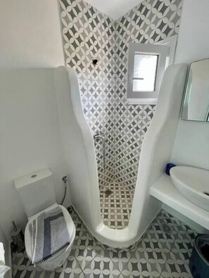 Een douche, een haardroger, handdoeken