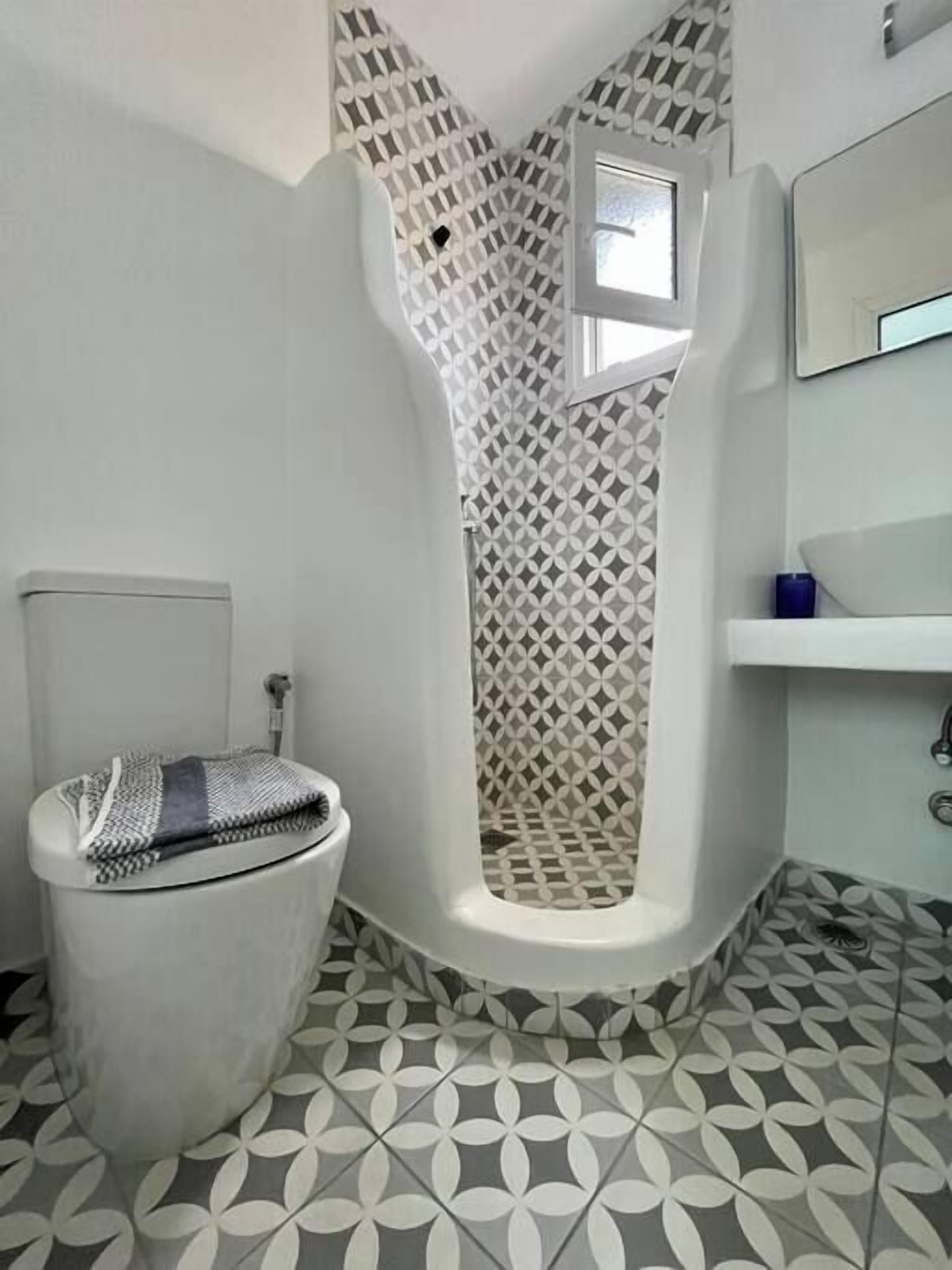 Een douche, een haardroger, handdoeken