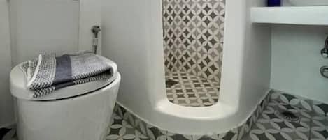 Douche, sĂšche-cheveux, serviettes fournies