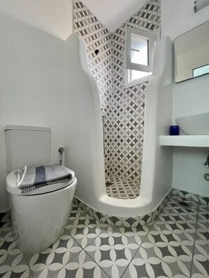 Een douche, een haardroger, handdoeken