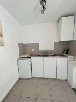 Fridge, cookware/dishes/utensils