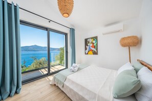 3 bedrooms, desk, iron/ironing board, travel crib