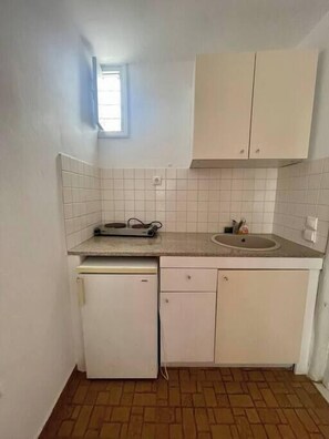 Fridge, coffee/tea maker, cookware/dishes/utensils