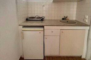 Fridge, coffee/tea maker, cookware/dishes/utensils