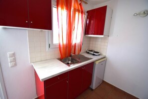 Fridge, coffee/tea maker, cookware/dishes/utensils