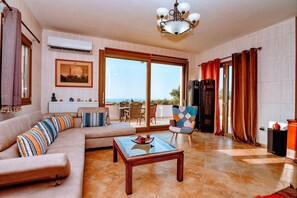 Classic-Villa, 3 Schlafzimmer, Whirlpool | Wohnbereich | 52-Zoll-LCD-Fernseher mit Digitalempfang, Kamin