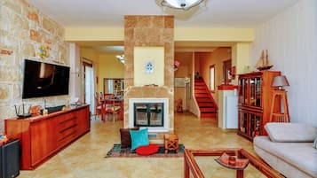 Biệt thự phong cách cổ điển, 3 phòng ngủ, bồn tắm thủy lực | Khu phòng khách | TV LCD 52-inch có truyền hình kỹ thuật số, lò sưởi