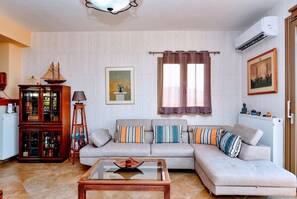 Classic Villa, 3 Bedrooms, Jetted Tub | Living area | 52-inch LCD TV with digital channels, fireplace