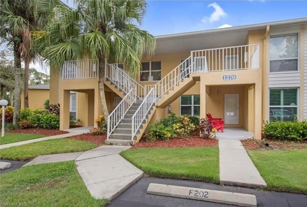 Spacious condo in North Naples. 9 min drive to the beautiful beach-pool onsite