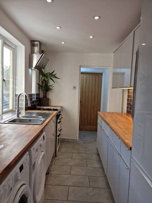 Fridge, oven, dishwasher - Cheltenham Races Home with Hot-Tub (Cheltenham)