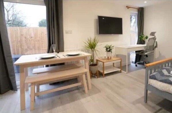 Interior - Cheltenham Races Home with Hot-Tub (Cheltenham)