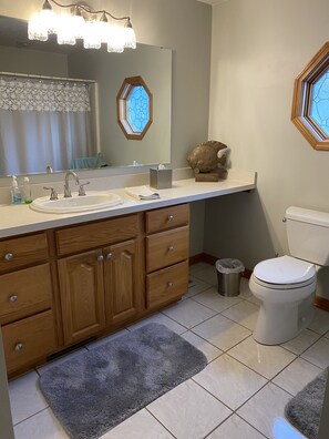 Chuveiro, secador de cabelo, toalhas de banho, sabonete