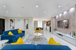 Interior - Spacious apartment with pool and scenic city views

 (ikoyi)