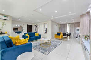 Smart TV, books - Spacious apartment with pool and scenic city views

 (ikoyi)