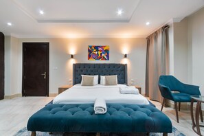 4 bedrooms, desk, iron/ironing board, free WiFi - Spacious apartment with pool and scenic city views

 (ikoyi)