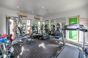 Fitness facility - Spacious apartment with pool and scenic city views

 (ikoyi)