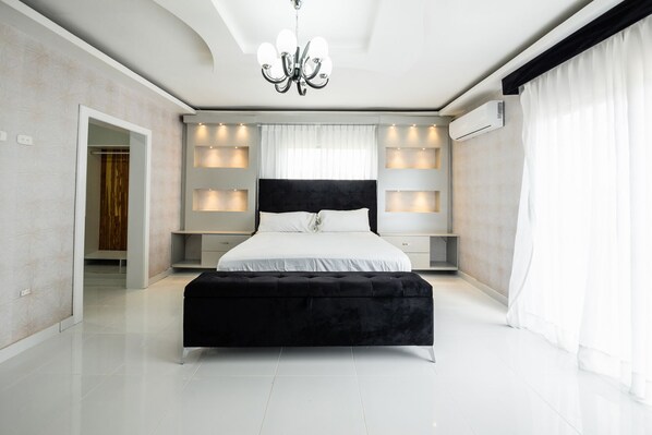 4 bedrooms, iron/ironing board, WiFi, bed sheets