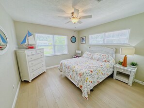 3 bedrooms, desk, free WiFi, bed sheets - Riverside Retreat - 3 Kayaks, minutes from the beach, shops and great food! (Edgewater)