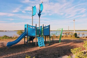 Children's area - Riverside Retreat - 3 Kayaks, minutes from the beach, shops and great food! (Edgewater)