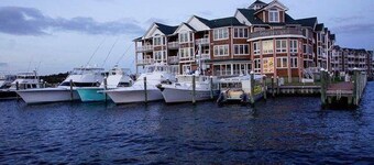 Stylish Waterfront/Marina Condo