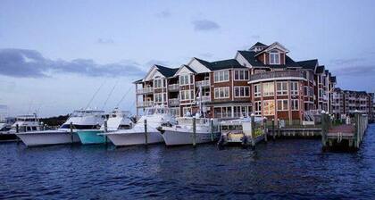 Stylish Waterfront/Marina Condo