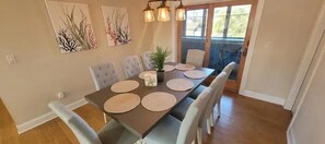 Dining - Stylish Waterfront/Marina Condo (Manteo)