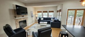 Smart TV, fireplace - Stylish Waterfront/Marina Condo (Manteo)