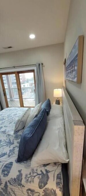 3 bedrooms, iron/ironing board, free WiFi, bed sheets - Stylish Waterfront/Marina Condo (Manteo)
