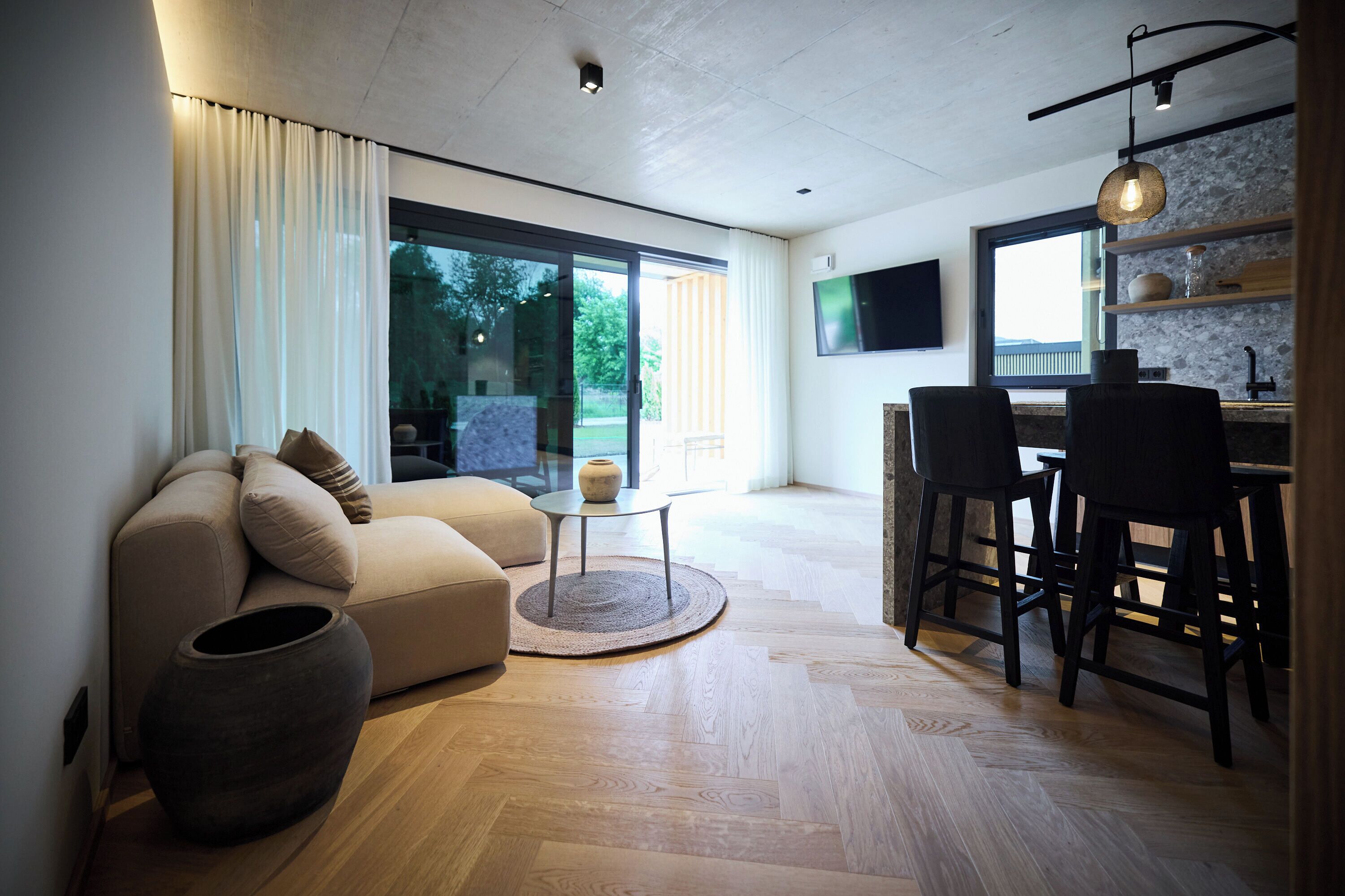 Design-Apartment, Balkon | Wohnbereich | 55-Zoll-Smart-TV mit Kabelempfang, Netflix, Fußbodenheizung