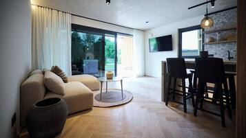 Design-Apartment, Balkon | Wohnbereich | 55-Zoll-Smart-TV mit Kabelempfang, Netflix, Fußbodenheizung