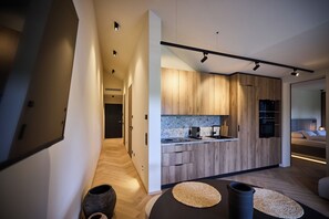 Deluxe-Apartment, Balkon, Bergblick | Wohnbereich | 55-Zoll-Smart-TV mit Kabelempfang, Netflix, Fußbodenheizung