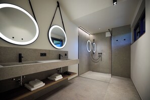 Grand-Apartment, Balkon, Bergblick | Badezimmer | Dusche, Haartrockner, Fußbodenheizung (Badezimmer), Handtücher
