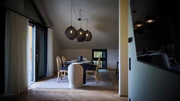 Grand-Apartment, Balkon, Bergblick | Essbereich im Zimmer