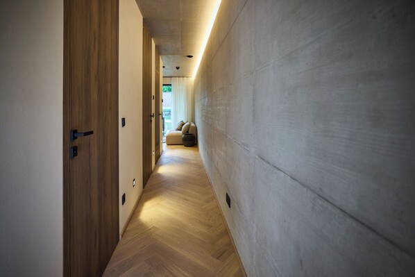 Ropa de cama hipoalergénica y caja de seguridad en la habitación