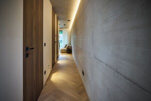 Ropa de cama hipoalergénica y caja de seguridad en la habitación 