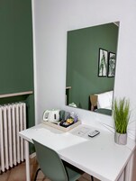 Escritorio, wifi gratis y ropa de cama 