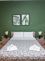 Escritorio, wifi gratis y ropa de cama 