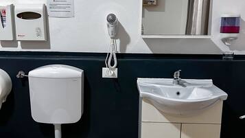 Familiekamer | Badkamer | Een douche, handdoeken