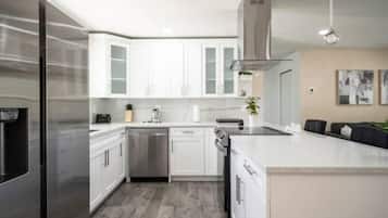 Frigorífic, microones, forn i placa de cuina