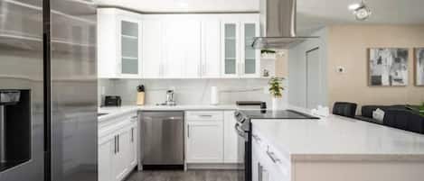 Réfrigérateur, four à micro-ondes, un four, surface de cuisson