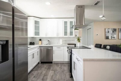 Private Heated SaltWater Pool & Hot Tub 3-Bdrm Home in Harbor Bluffs Paradise

