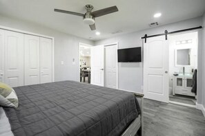 3 habitaciones, escritorio, tabla de planchar con plancha y wifi gratis