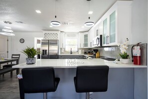 Køleskab, mikrobølgeovn, ovn, kogeplade