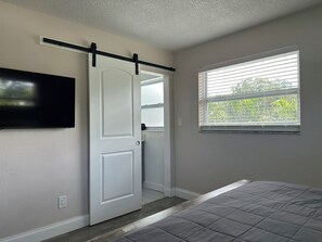 3 habitaciones, escritorio, tabla de planchar con plancha y wifi gratis 