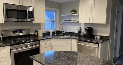 Cozy apartment right in Downtown Downers Grove