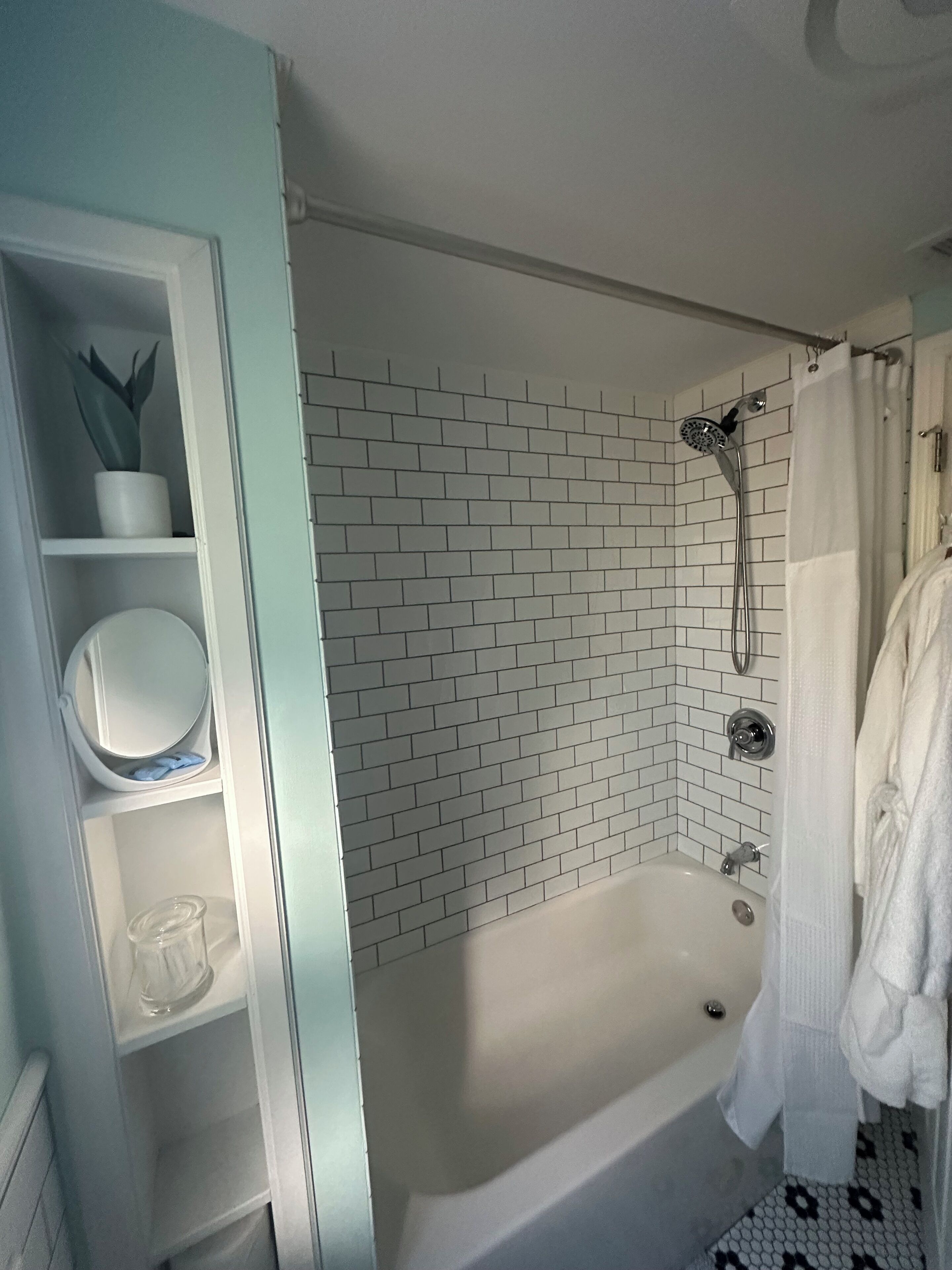 Sèche-cheveux, serviettes fournies, savon, papier toilette