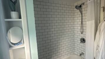 Sèche-cheveux, serviettes fournies, savon, papier toilette