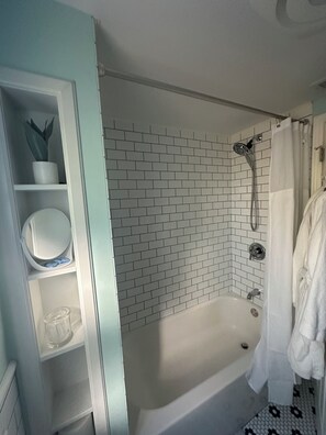 Haartrockner, Handtücher, Seife, Toilettenpapier