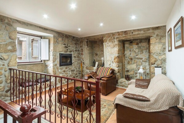 TV, fireplace